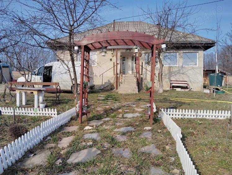 Casă cu 2 camere în Chicerea