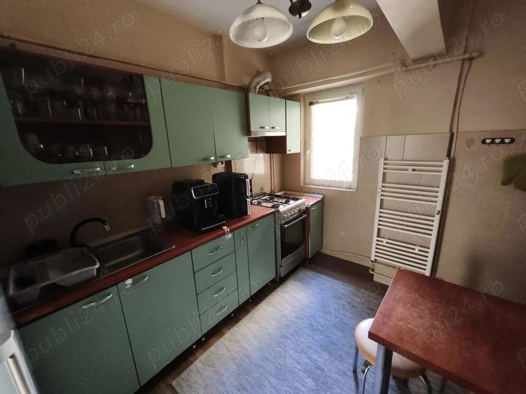 Apartament cu 3 camere semidecomandat în Micro 16
