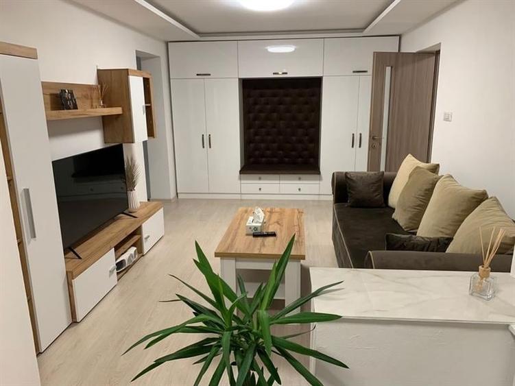 Apartament cu 2 camere semidecomandat, mobilat în Calea București