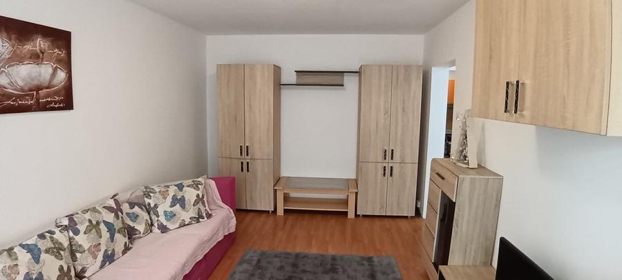 Apartament cu 3 camere semidecomandat în Tineretului