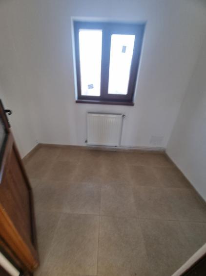 Casă individuală cu 6 camere cu Canalizare în Iris