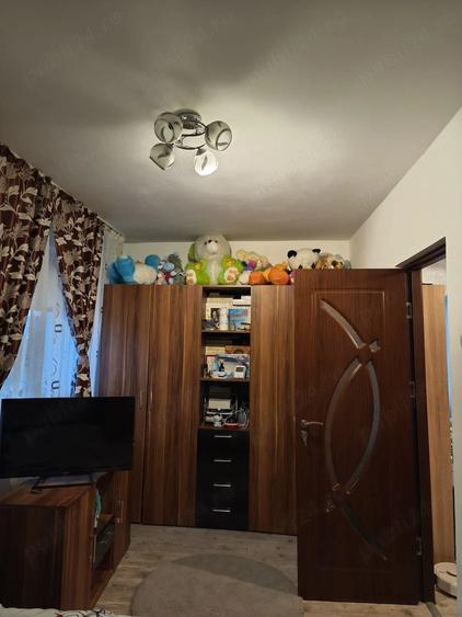 Apartament cu 2 camere semidecomandat în Craiovița Nouă