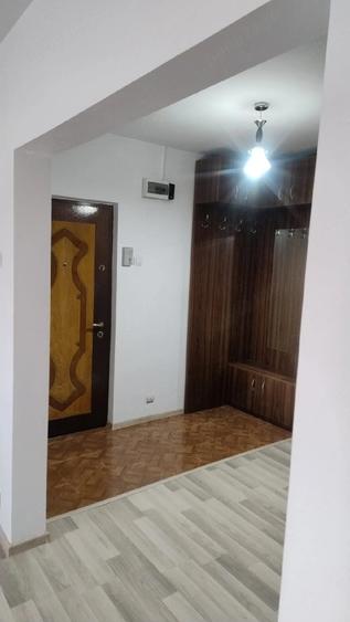 Apartament cu 3 camere semidecomandat în Mărășești