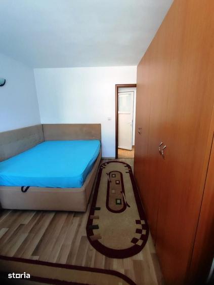 Apartament cu 3 camere semidecomandat în Rahova