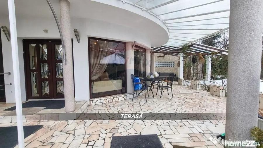 Casă cu 10 camere cu Teren 750 Mp în Central