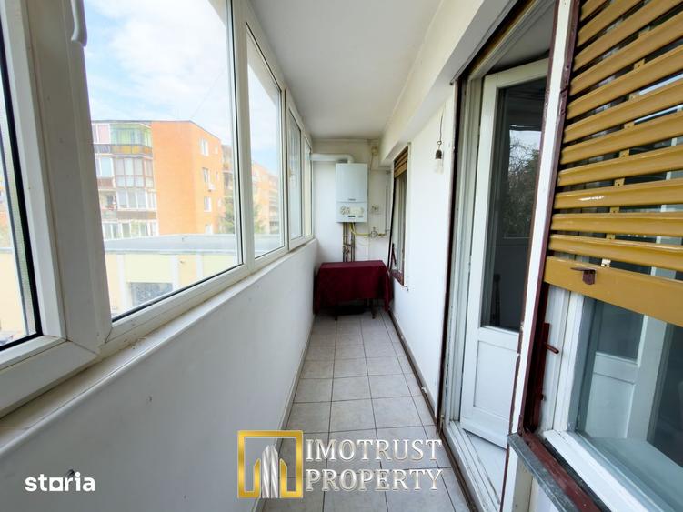 Apartament cu 3 camere, mobilat în Polivalentă