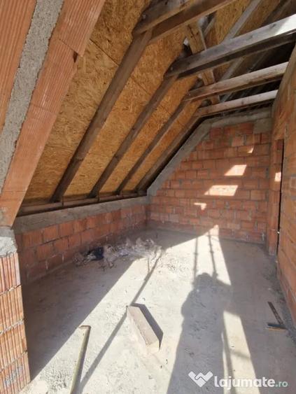 Casă cu 4 camere cu Teren 750 Mp în Cătălina