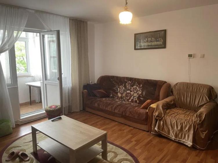 Apartament cu 3 camere semidecomandat, mobilat în Zimbru