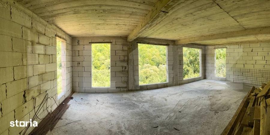 Casă cu 6 camere decomandat cu Teren 1000 Mp în Central