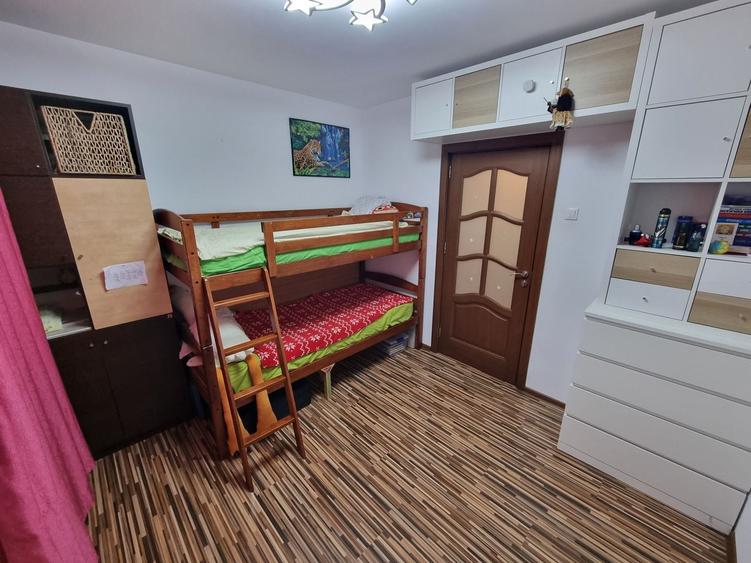 Apartament cu 4 camere semidecomandat, mobilat în Tomis Nord
