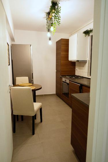 Apartament cu 3 camere decomandat, mobilat în Central
