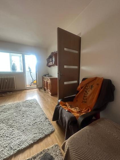 Apartament cu 4 camere semidecomandat în Olteniței