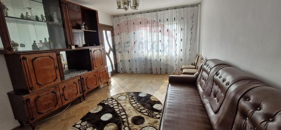 Apartament cu 3 camere în 1 Mai