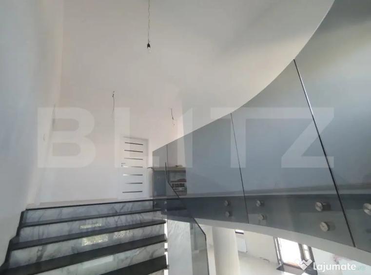 Casă cu 7 camere cu Teren 489 Mp în Central