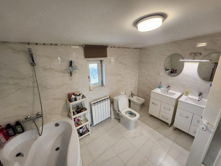 Casă cu 6 camere cu Teren 3000 Mp în Cataloi