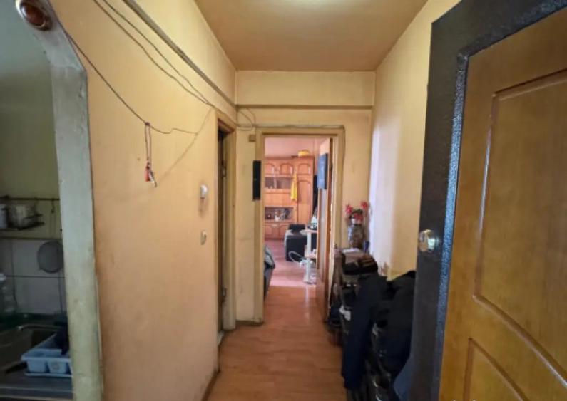 Garsonieră decomandată, mobilată în Craiovița Nouă