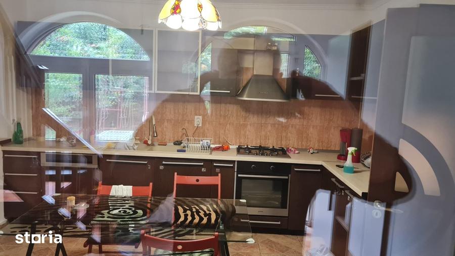 Casă cu 5 camere cu Teren 2600 Mp în Rahova