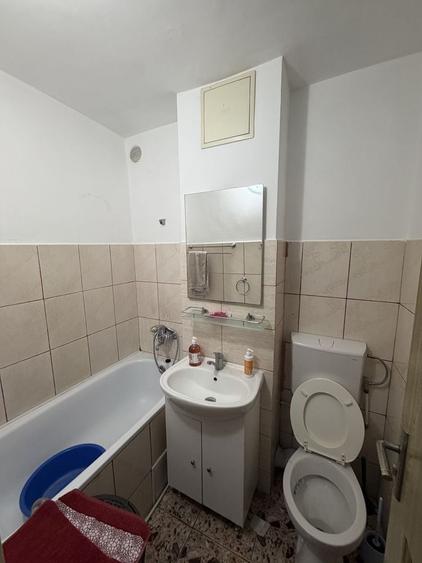 Apartament cu 3 camere semidecomandat în Micro 40