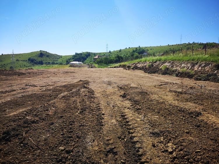 Teren de 2200 mp, în Deușu