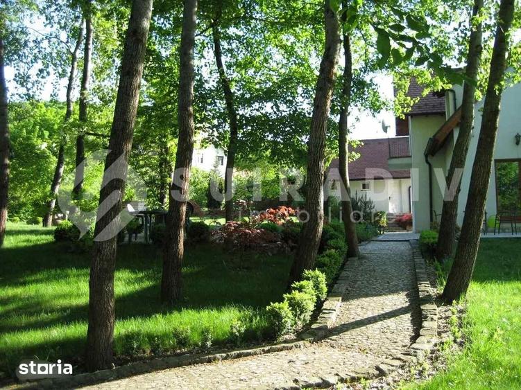 Casă cu 7 camere cu Teren 4000 Mp în Câmpului