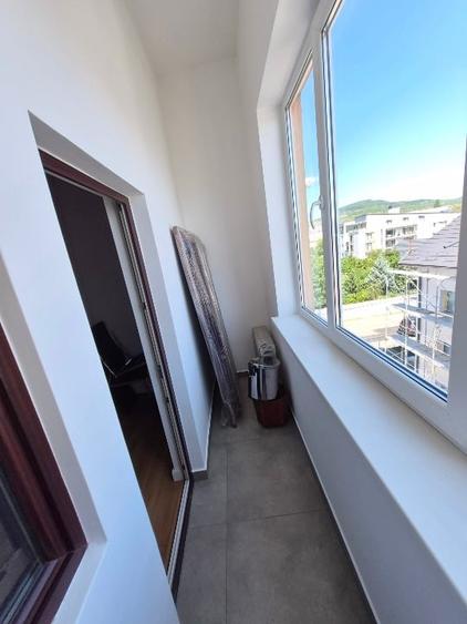 Apartament cu 4 camere decomandat, mobilat în Decebal
