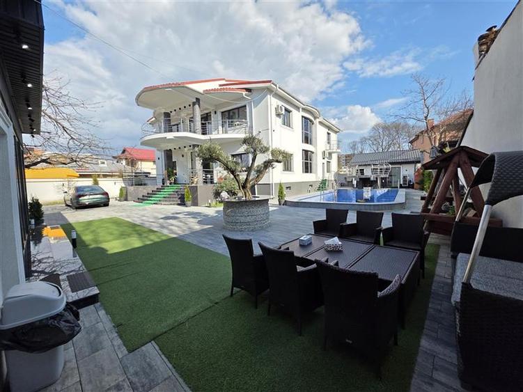 Casă individuală cu 10 camere cu Piscina în Craiovița Nouă