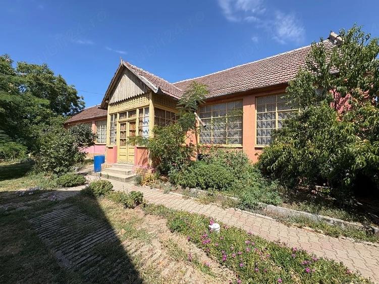 Casă cu 4 camere cu Teren 2158 Mp în Orțișoara