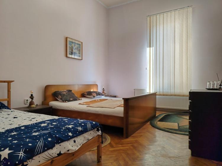 Casă cu 9 camere cu Canalizare în Central