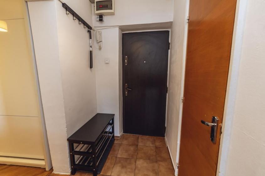Apartament cu 2 camere semidecomandat, mobilat în Tei