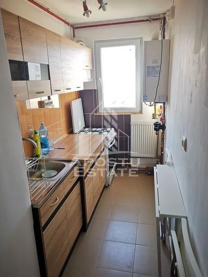 Apartament cu 3 camere semidecomandat, mobilat în Aurel Vlaicu