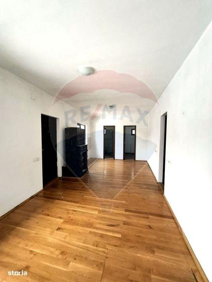 Casă cu 4 camere cu Teren 1478 Mp în Măneciu