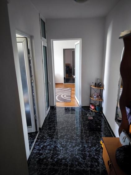 Apartament cu 3 camere semidecomandat în Hipodrom