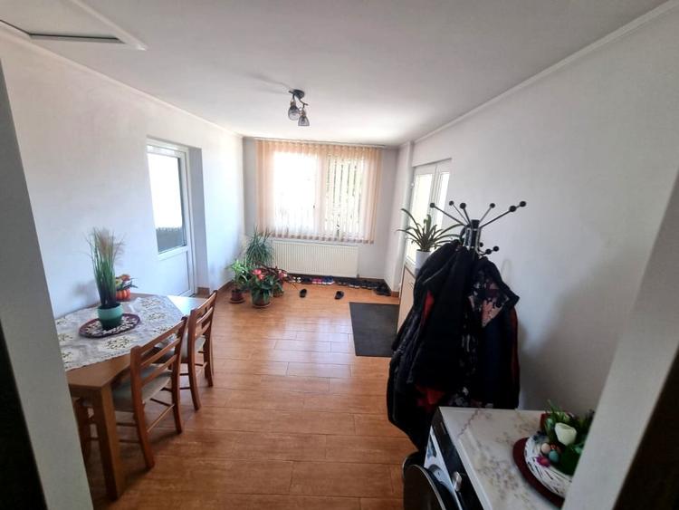 Casă individuală cu 10 camere cu Garaj în Lancrăm