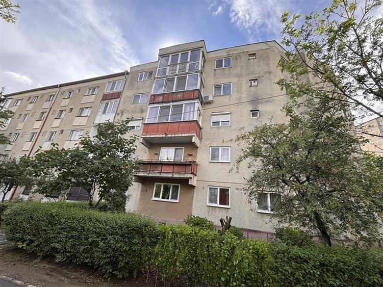 Apartament cu 4 camere semidecomandat, mobilat în Nufărul