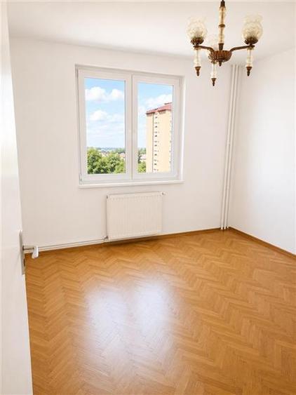 Apartament cu 3 camere decomandat în Calea București