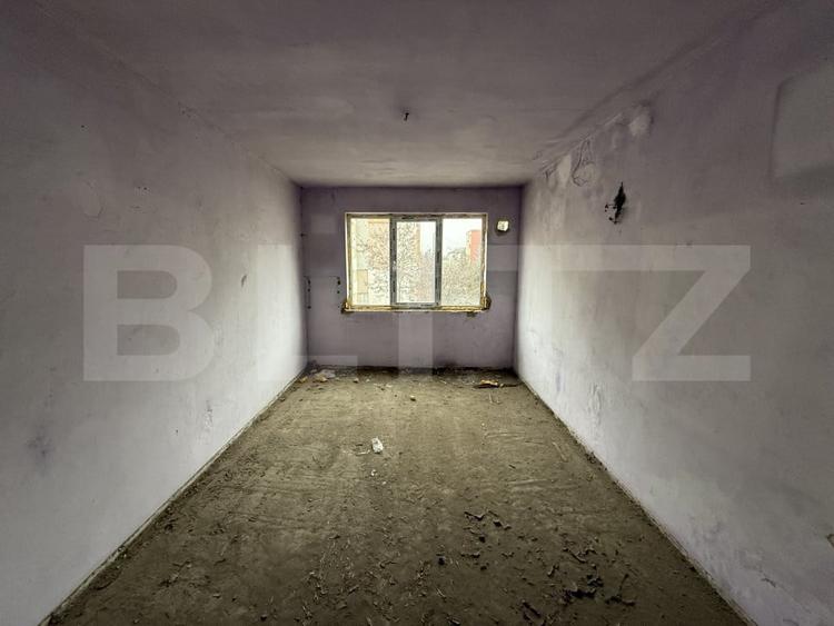 Apartament cu 56 camere decomandat în Cugir