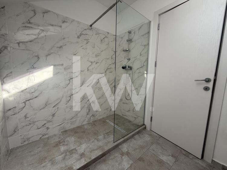 Apartament cu 3 camere semidecomandat în Stupini