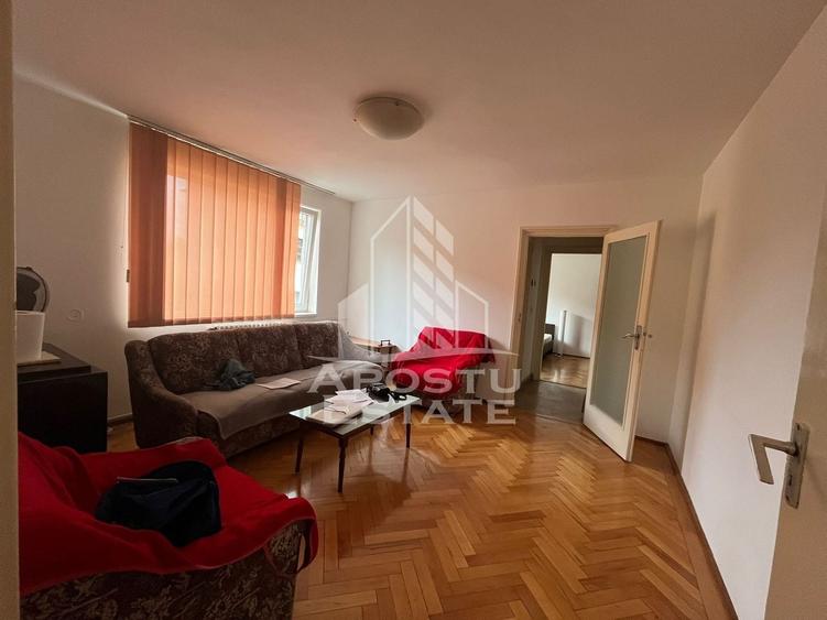 Apartament cu 3 camere semidecomandat, mobilat în Central