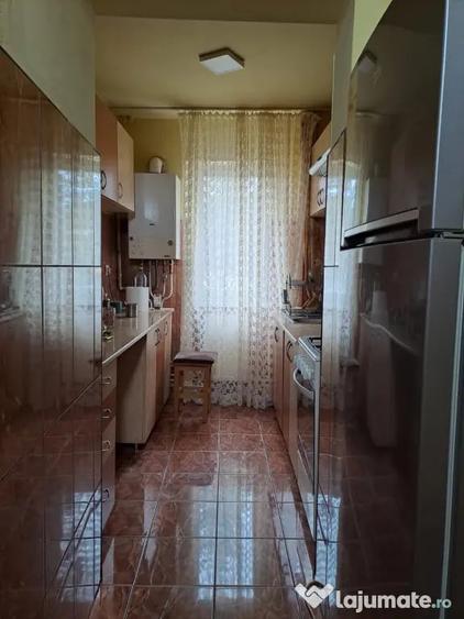 Apartament cu 3 camere semidecomandat în Micro 15