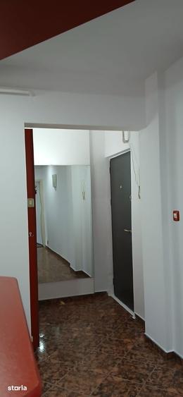 Garsonieră decomandată în Est