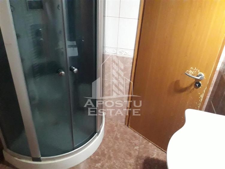 Casă individuală cu 8 camere cu Canalizare în Lugojului