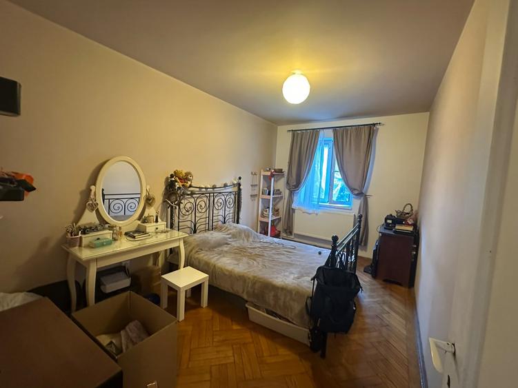 Apartament cu 3 camere semidecomandat în Bucureștii Noi