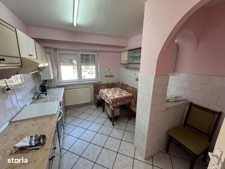 Apartament cu 3 camere decomandat în Carpați 2