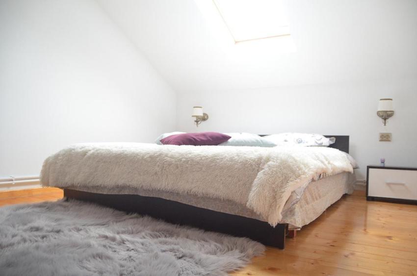 Casă individuală cu 5 camere cu Teren 500 Mp în Central