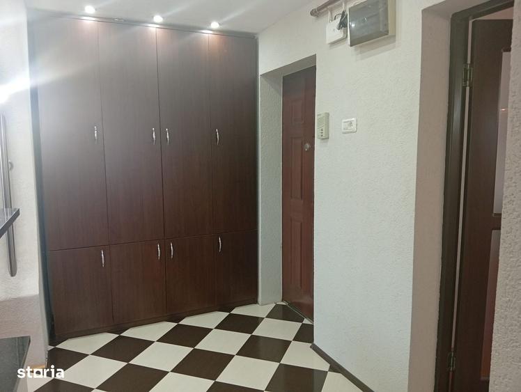 Apartament cu 3 camere semidecomandat în Grădiște
