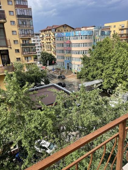 Garsonieră decomandată în Roșu