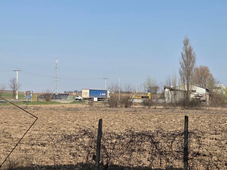 Casă cu 5 camere cu Teren 4165 Mp în Exterior Sud