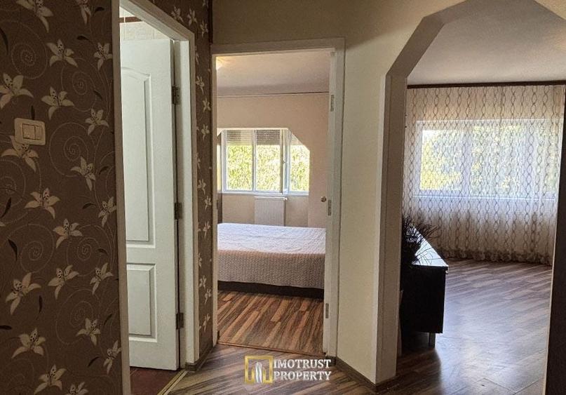 Apartament cu 3 camere semidecomandat, mobilat în Micălaca