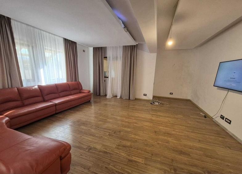 Casă individuală cu 6 camere cu Canalizare în Domnești
