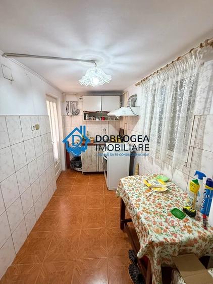 Casă cu 6 camere cu Teren 320 Mp în Păcii